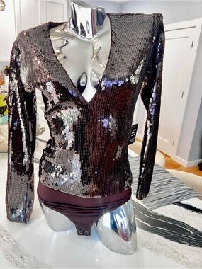 Sequin V-Neck Long-Sleeve Bodysuit in Dark Brown